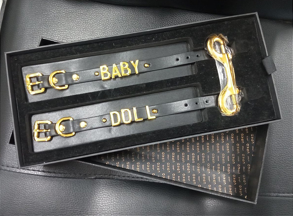 Наручники з написом BABY DOLL від UPKO з італійської шкіри, чорні із золотою фурнітурою