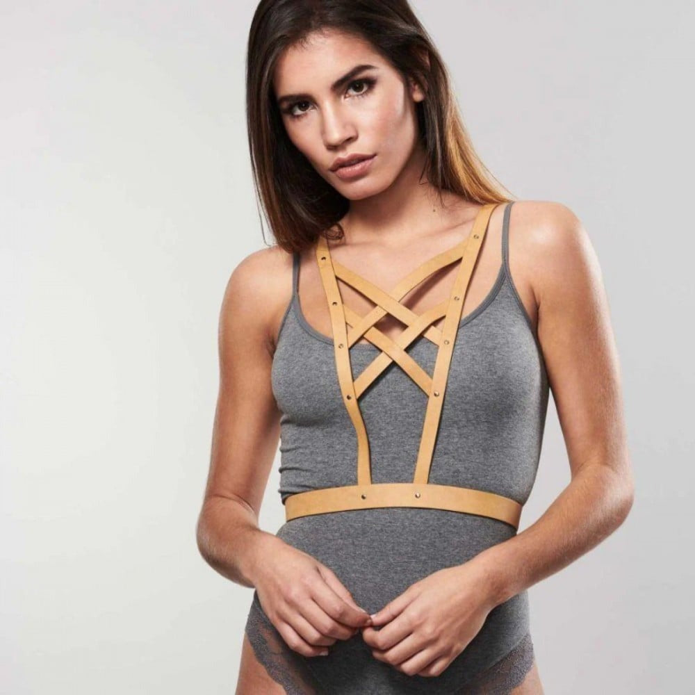 Портупея з перехресним плетивом на грудях MAZE Bijoux Indiscrets бежева