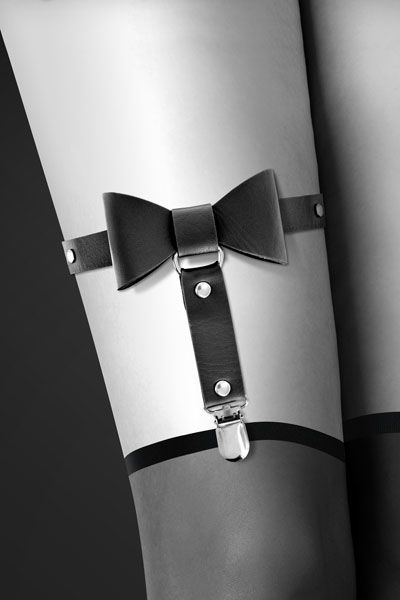 Гартер на ногу Bijoux Pour Toi - WITH BOW Black, сексуальна підв'язка з бантиком, екошкіра